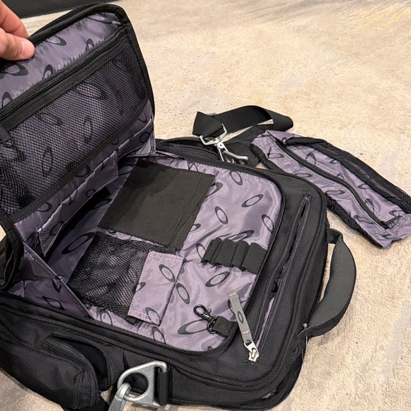 Oakley Messenger Laptop crossbody Bag Black in EUC - Picture 7 of 10